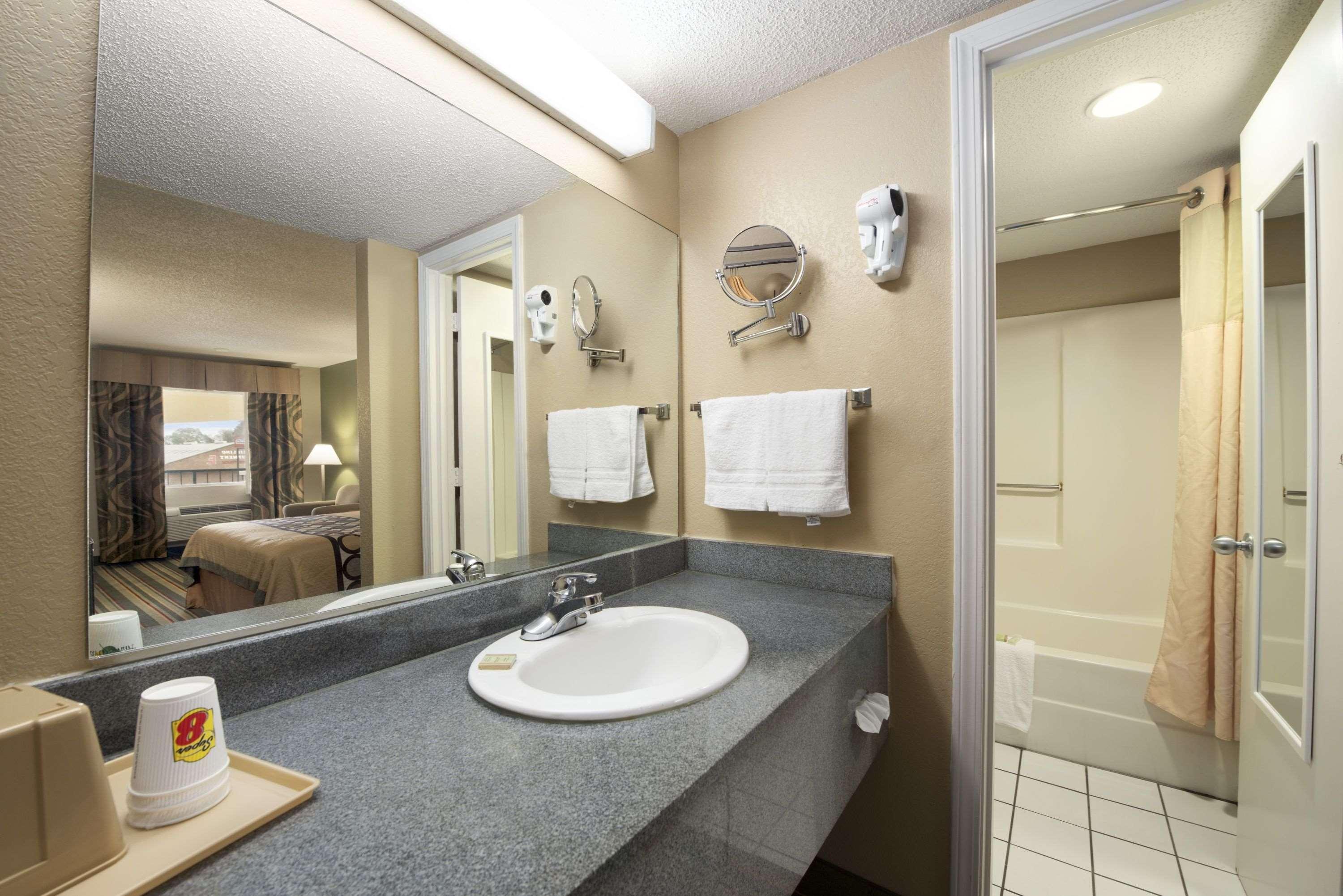 Super 8 By Wyndham Meridian Exterior photo