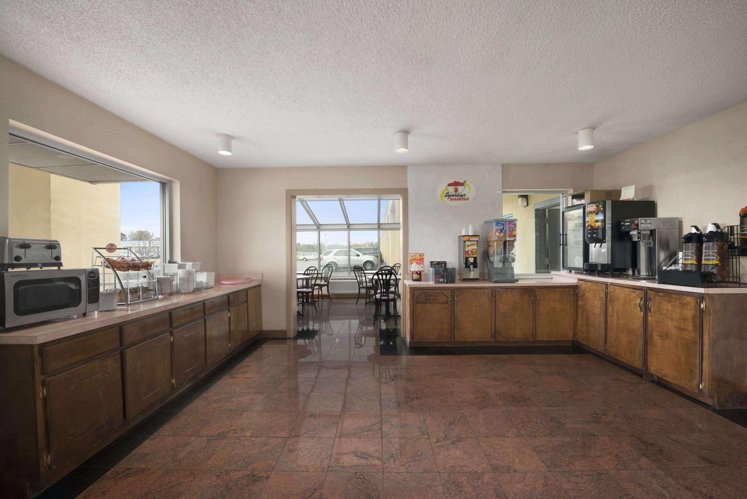 Super 8 By Wyndham Meridian Exterior photo