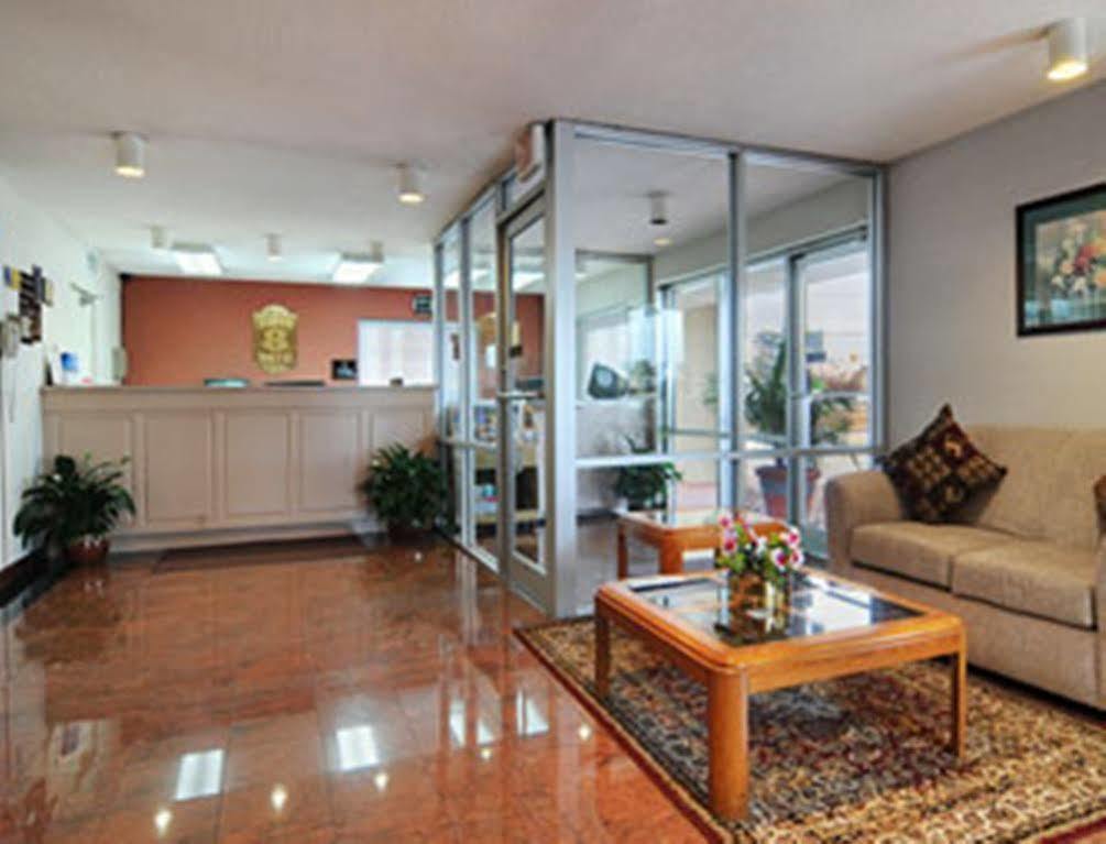 Super 8 By Wyndham Meridian Exterior photo